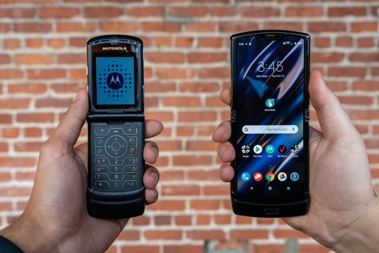 The Legendry Motorola Razr Is On Sale Now With A Folding Display And Costs 127000 INR