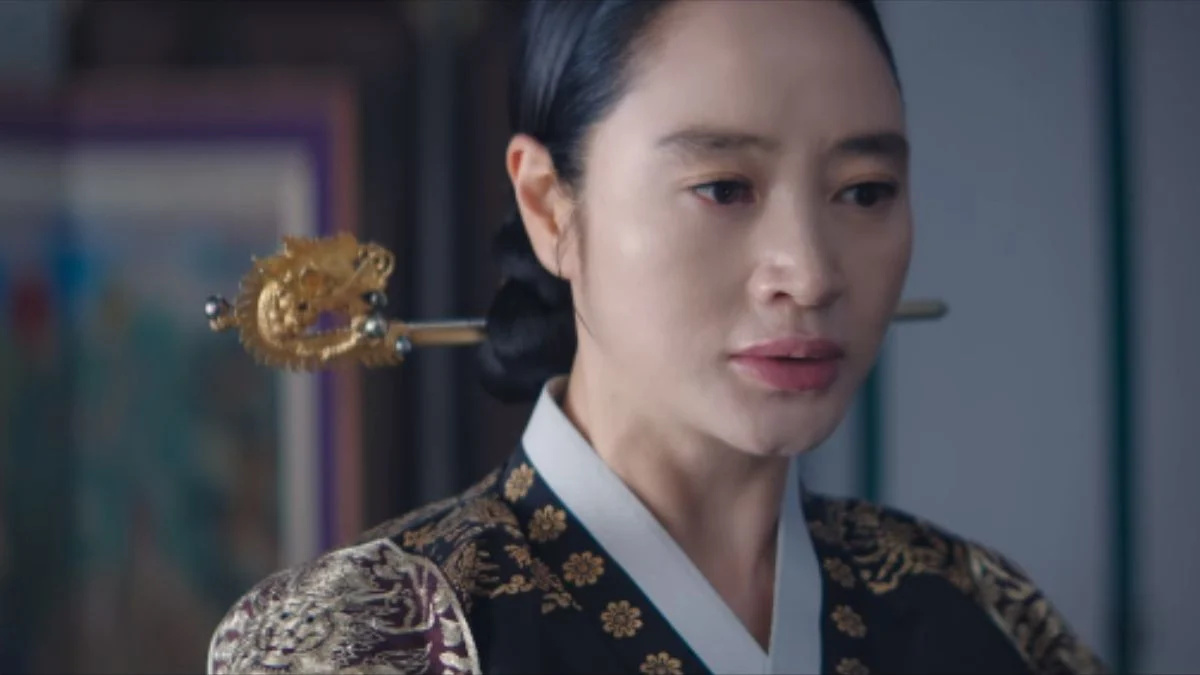 Under The Queen's Umbrella Episode 7: Queen Dowager Cho Vs. Queen ...